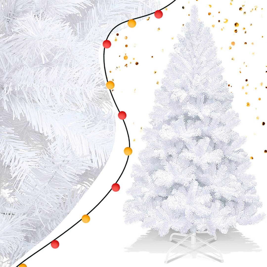 Weißer künstlicher Weihnachtsbaum auf einem Ständer, mit einer geschwungenen Schnur aus roten und goldenen Lichtern und schneeweißen Ästen im Hintergrund.