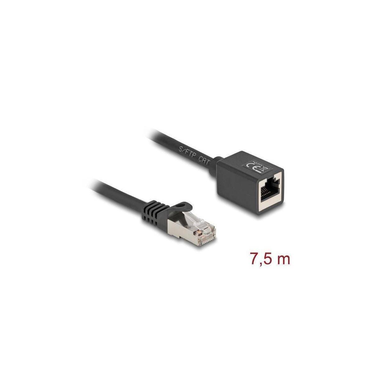 7,5 m langes Ethernet-Kabel mit einem RJ45-Stecker auf der einen Seite und einem Verbindungsadapter auf der anderen Seite, verwendet zur Verlängerung von Netzwerkverbindungen.