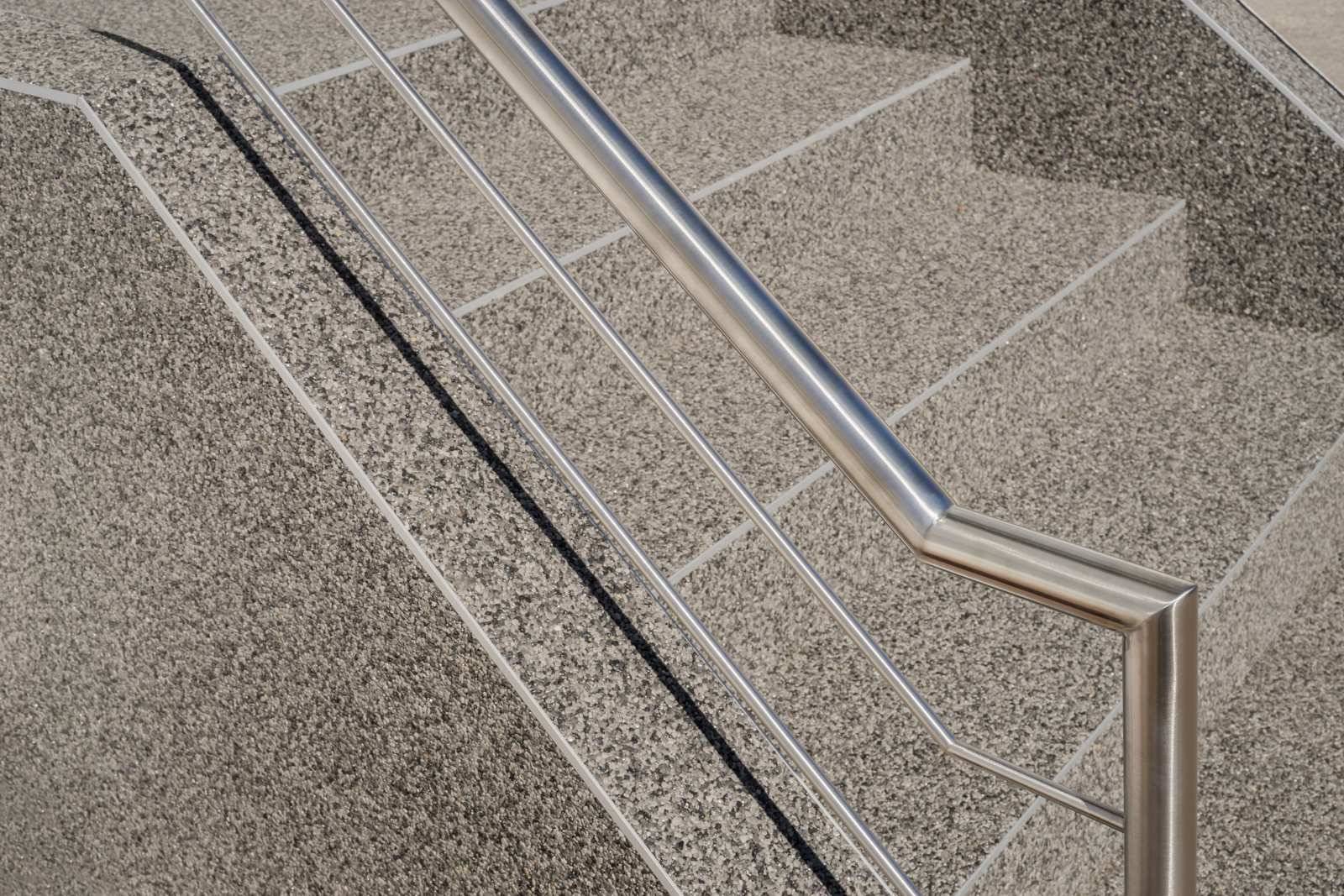 Steinteppich Epoxidharz Set Innen & Außen (ca. 224kg / 16-20m²) | 200kg 2-4mm Marmorkies + 24L, 2K Epoxidharz Bindemittel | (Bianco Grigio)