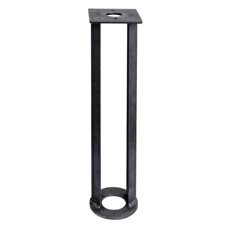 Ein hoher, schwarzer Metallsockel mit einer quadratischen Oberseite und einer runden Basis, der vier vertikale Stäbe verbindet, welche die beiden Abschnitte miteinander verbinden.