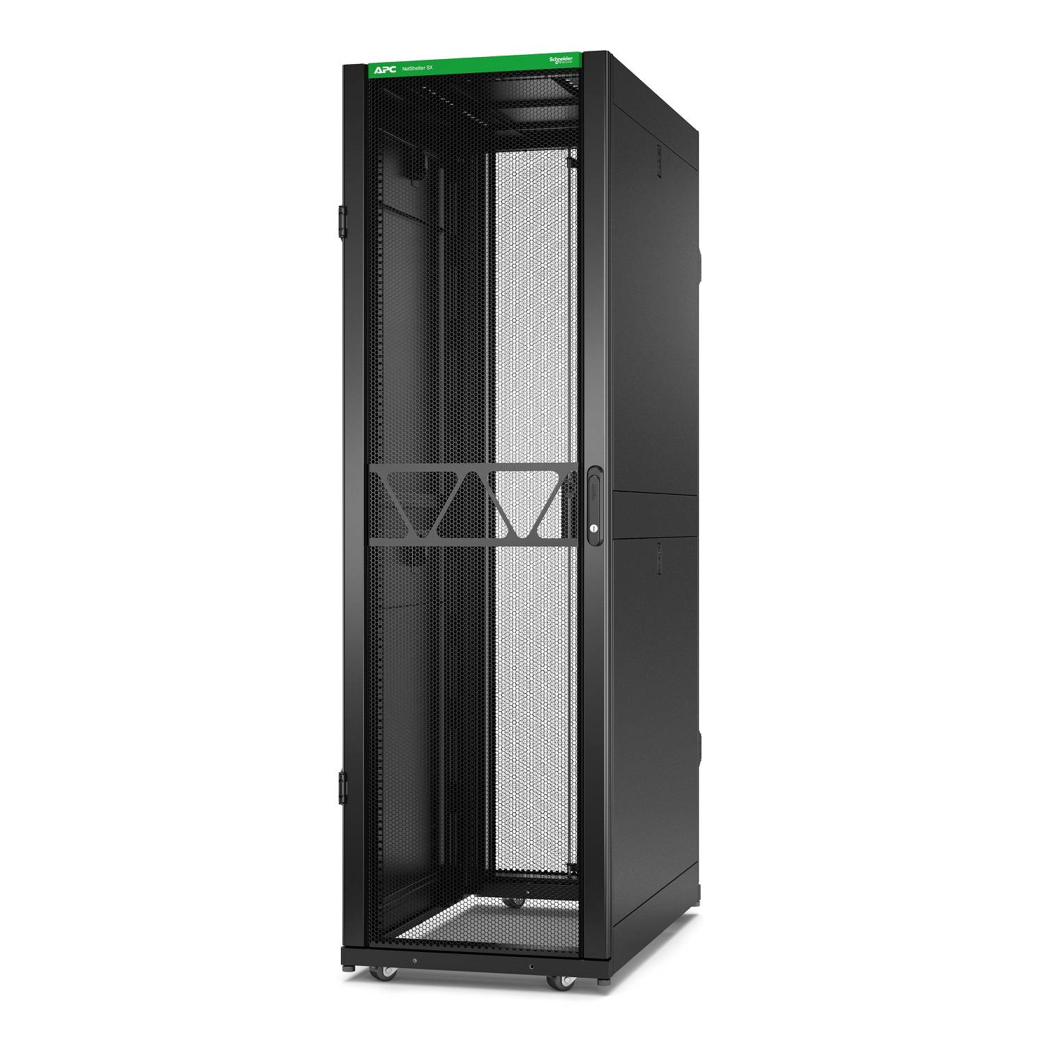 Schwarzer APC-Serverrack-Schrank mit Gittertür an der Vorderseite, geöffnet und leer dargestellt auf Rollen vor weißem Hintergrund.