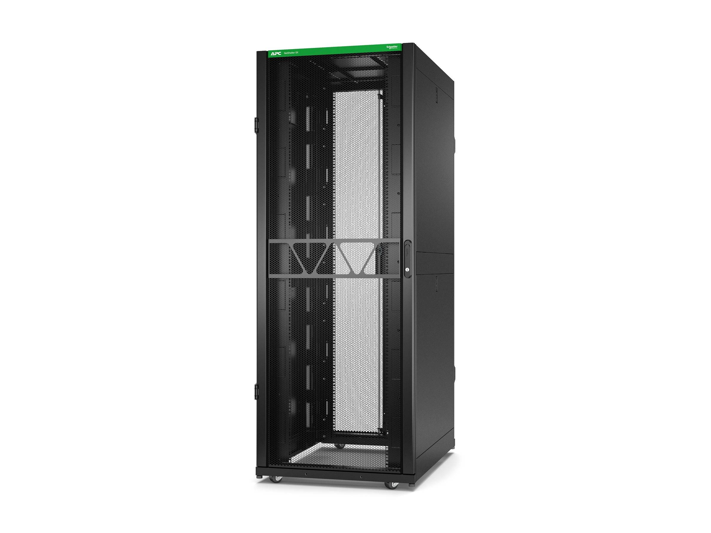 Schwarzer APC-Serverrack-Schrank mit offener Vordertür, leeres Inneres und belüftete Seitenpaneele auf weißem Hintergrund.
