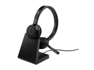 Ein schwarzes Over-Ear-Headset mit Mikrofon ruht auf einem dreieckigen Ladestativ.