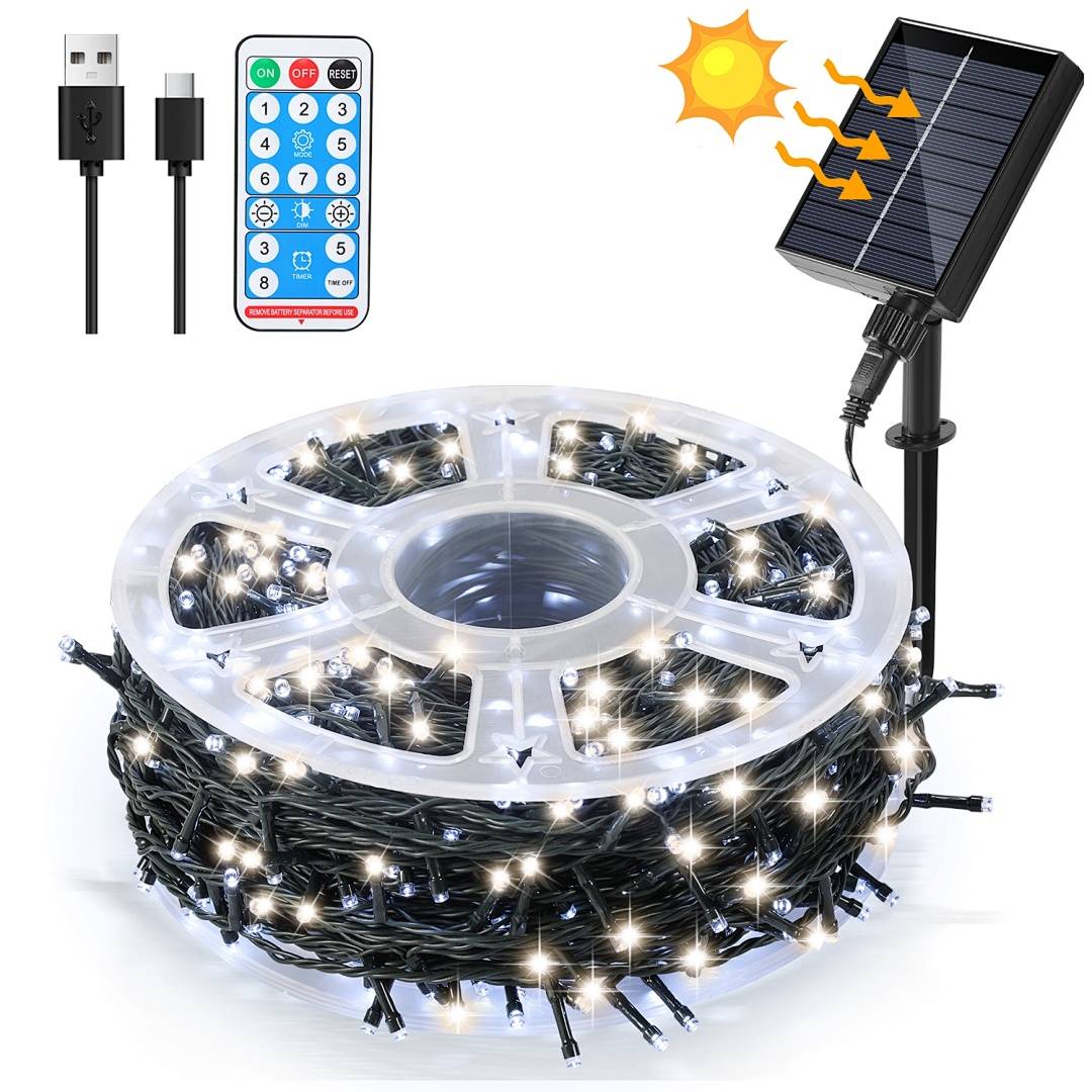 Solarbetriebene LED-Lichterketten auf einer Spule mit USB-Kabel und Fernbedienung, dargestellt mit einem Solarpanel, das in der Sonne aufgeladen wird.