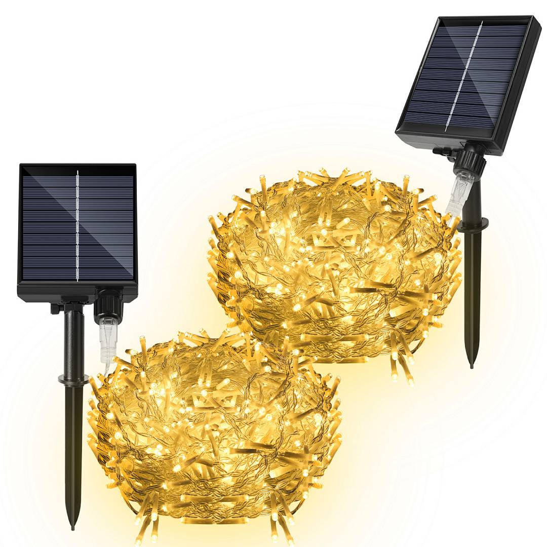 Zwei solarbetriebene Gartensteckleuchten mit leuchtenden goldenen astartigen Kugelleuchten auf weißem Untergrund.