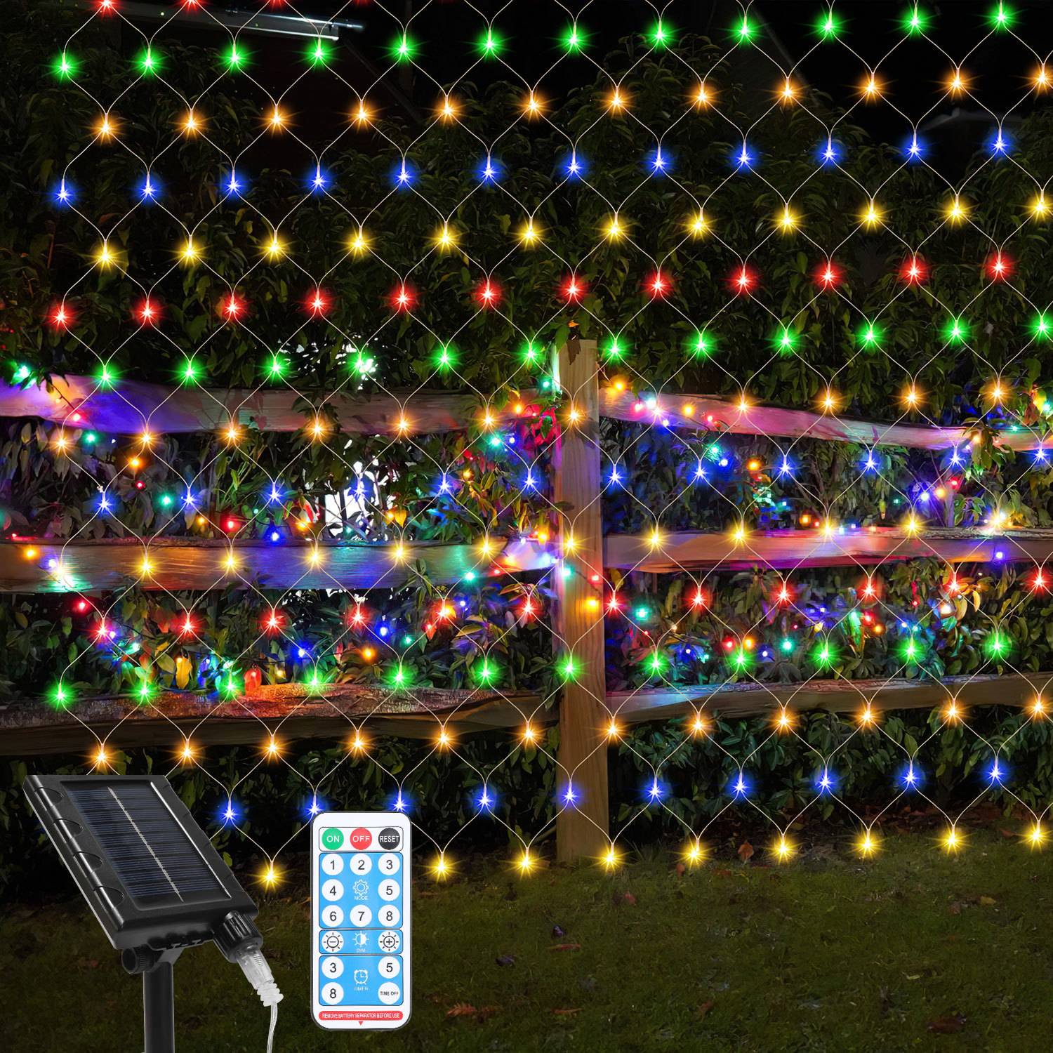 Bunte Lichterketten auf einem Holzzaun bei Nacht, mit einem Solarpanel und einer Fernbedienung, die anzeigen, dass die Lichter solarbetrieben und verstellbar sind.