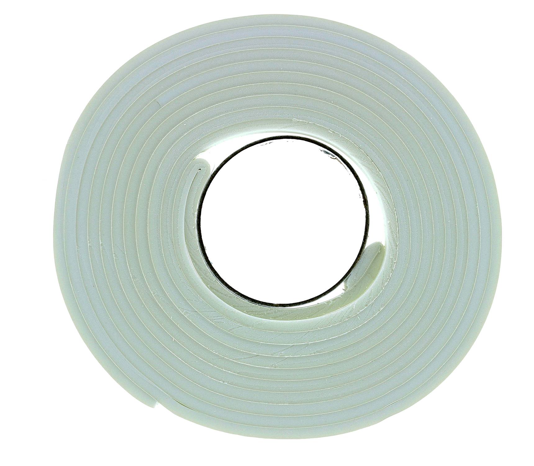 Eine Rolle weißes Klebeband, das in einer Kreisform aufgerollt ist, von oben betrachtet, wobei der innere Kartonzylinder sichtbar ist.