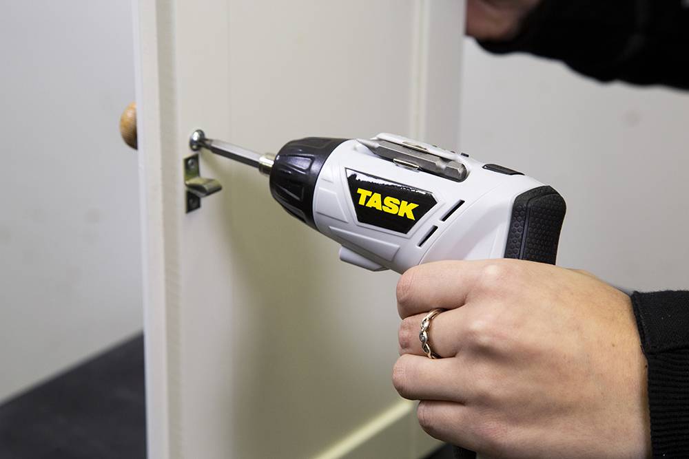 Akku Schraubendreher 3,6 V mit drehbarem Griff und USB Ladekabel