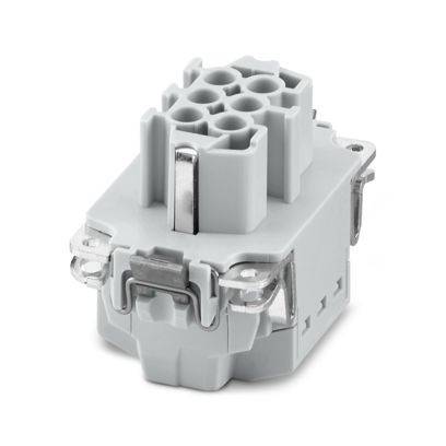 Ein grauer Industrie-Elektrostecker mit mehreren Steckplätzen, Metallbefestigungen und einer rechteckigen Basis, die für sichere Verbindungen konzipiert ist.