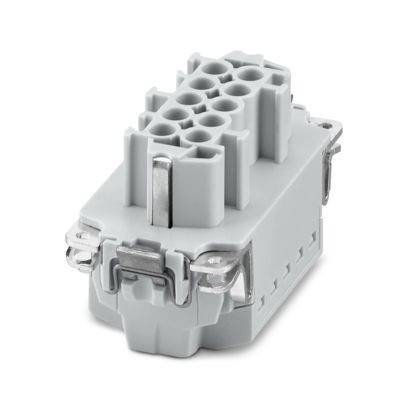 Ein rechteckiger grauer Elektrostecker mit mehreren kreisförmigen Anschlüssen und Metallklammern, entwickelt für sichere elektrische Verbindungen.