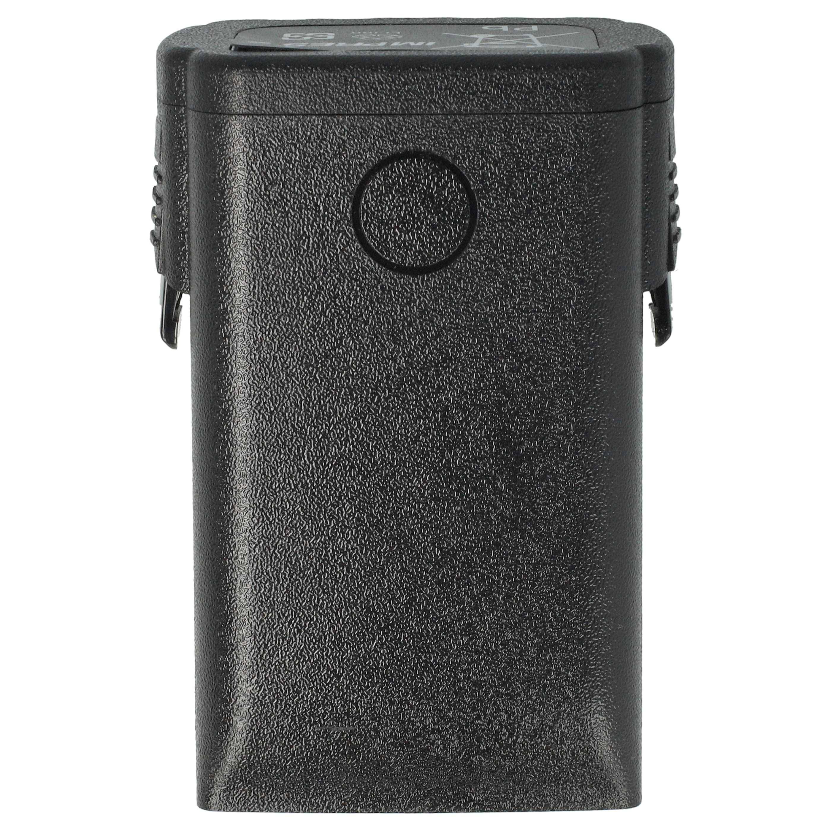 Eine schwarze, rechteckige wiederaufladbare Batterie mit einer strukturierten Oberfläche und einem kreisförmigen eingedrückten Knopf auf ihrer Vorderseite.