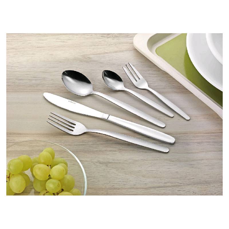 Ein Set Besteck aus Edelstahl, bestehend aus einer Gabel, einem Messer, einem Löffel, einem Teelöffel und einer Dessertgabel, liegt neben einem Teller und Trauben auf einem Tisch.