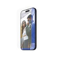 Smartphone-Mockup, das zwei Personen auf dem Bildschirm zeigt, mit einer blauen durchscheinenden Schutzschicht und einem zentrierten Kameraausschnitt oben.