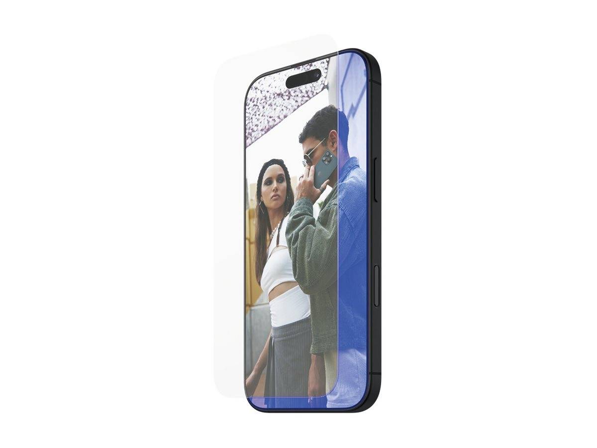 Ein Smartphone mit blauem Schutzhülle in schräger Ansicht, das ein Foto von zwei Personen zeigt, die im Freien stehen.
