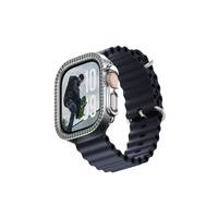 Schwarze Apple Watch mit silbernem, diamantbesetztem Lünette und schwarzem geripptem Armband, schräg auf weißem Hintergrund dargestellt.