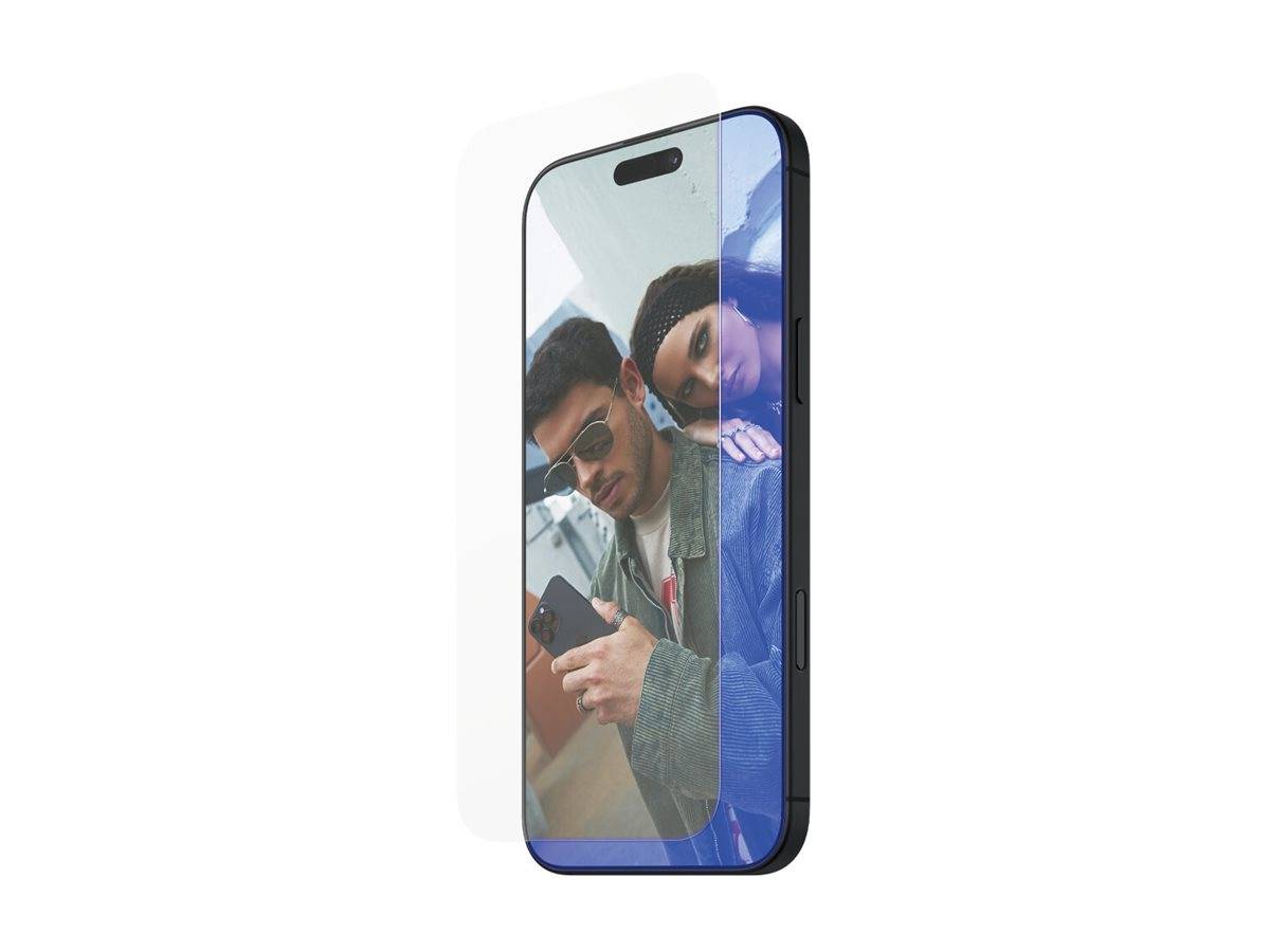 Ein Smartphone-Mockup, das ein Selfie von zwei Personen auf dem Bildschirm zeigt, schräg vor einem schlichten weißen Hintergrund angeordnet.