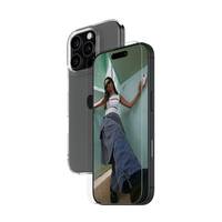 Zwei graue Smartphones werden von vorne und von hinten gezeigt, wobei das vordere Telefon ein Vollbild-Foto einer Frau zeigt, die draußen posiert.