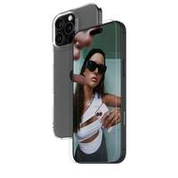 Zwei Smartphones mit einer grauen Schutzhülle auf der Rückseite und einem Frauenporträt auf dem Vorderbildschirm, die das Design der Hülle und die Anzeige demonstrieren.