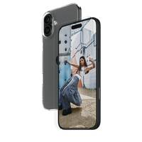 Zwei Smartphones von vorne und hinten dargestellt; das vordere Display zeigt eine Frau in einer tanzähnlichen Pose, die die Kamera und das Displaydesign des Telefons hervorhebt.