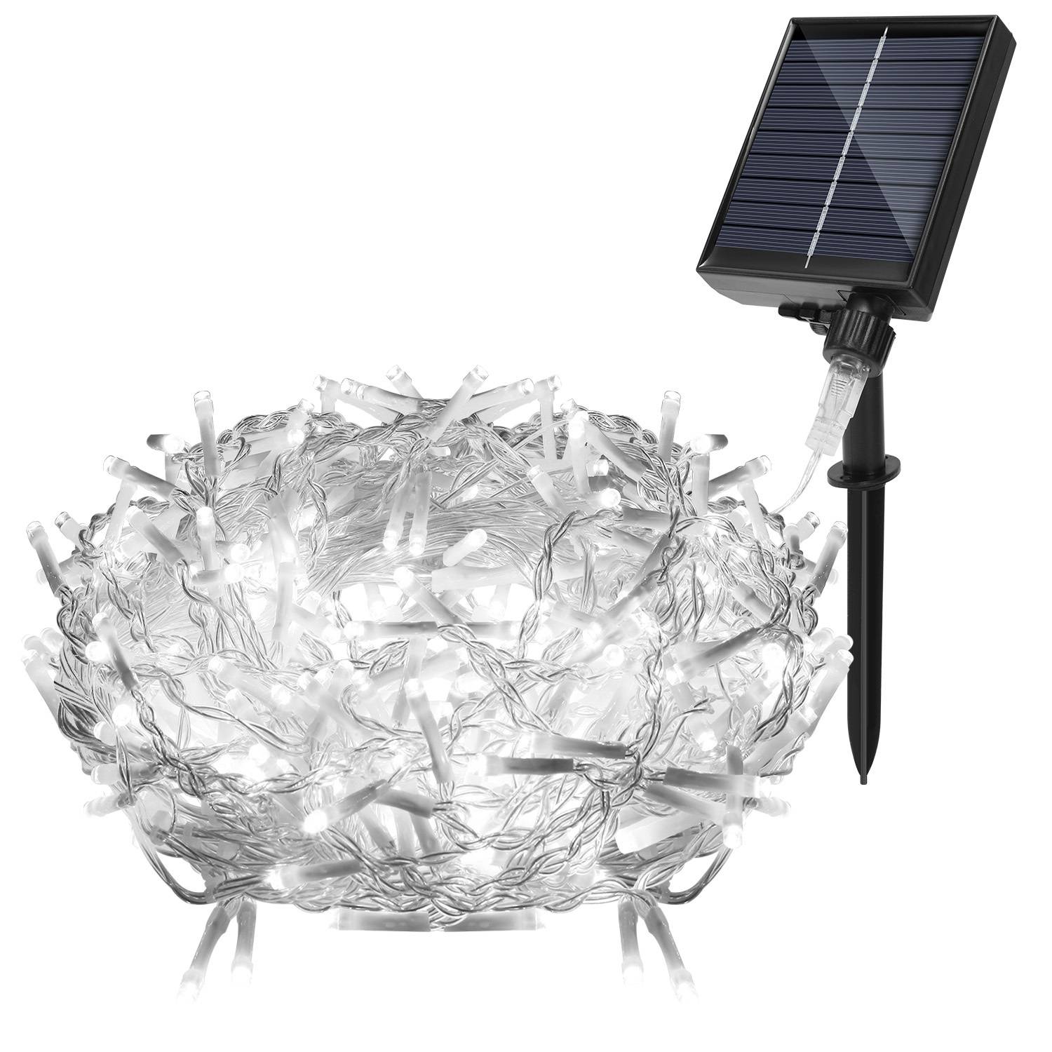 Solar-betriebene Lichterketten für den Außenbereich mit einem kleinen Solarpanel und Erdspieß, uneleuchtet aufgerollt neben dem Panel auf weißem Hintergrund gezeigt.