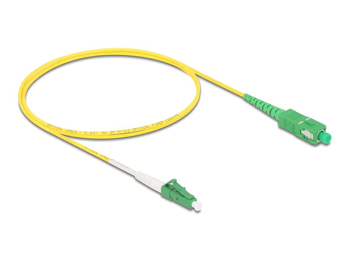 Gelbes Lichtwellenleiterkabel mit grünen Steckverbindern auf weißem Hintergrund aufgerollt.