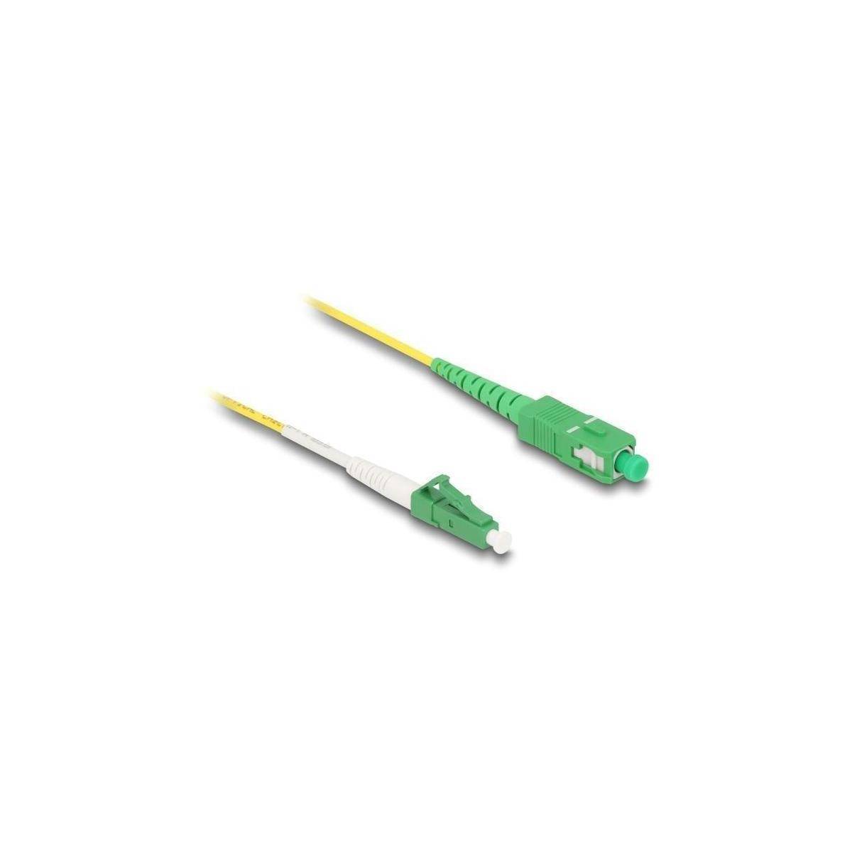Ein SC LC UPC Glasfaser-Patchkabel in gelb, mit grünen Steckern an jedem Ende, verwendet für Hochgeschwindigkeits-Datenverbindungen.