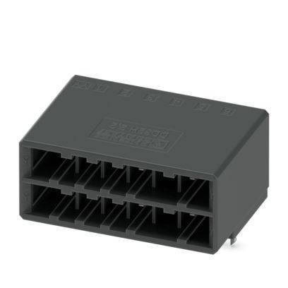 Eine schwarze rechteckige elektronische Komponente mit mehreren Steckplätzen, die in zwei Reihen angeordnet sind, wahrscheinlich ein Stecker oder eine Buchse.