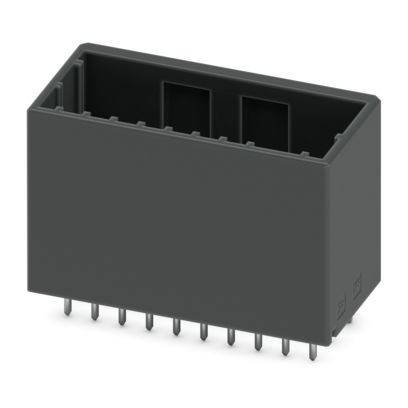 Ein schwarzer rechteckiger Elektrostecker mit mehreren Metallstiften an der Unterseite, der für Leiterplattenumsetzungen verwendet wird.
