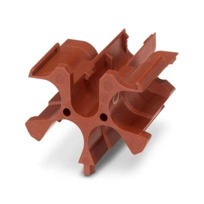 Ein roter Kunststoff-Strukturverbinder in Sternform mit sechs Schlitzen, verwendet zum Zusammenbau modularer Strukturen, gezeigt auf weißem Hintergrund.