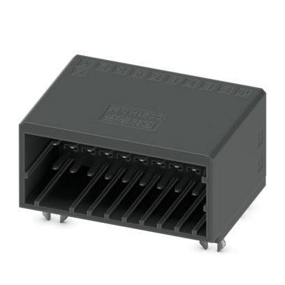 Schwarzer rechteckiger elektronischer Steckverbinder mit mehreren Steckerplätzen, schrägansicht, konzipiert für die Einfügung auf der Leiterplatte.