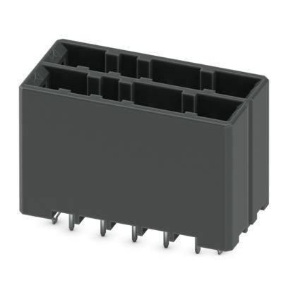 Ein schwarzer rechteckiger elektronischer Stecker mit mehreren Metallstiften, die sich von der Basis zur Befestigung auf der Leiterplatte erstrecken.