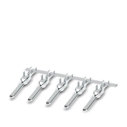 Fünf silberne Elektrostecker, die auf einem Metallstreifen ausgerichtet sind.