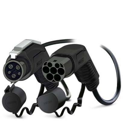 Zwei schwarze elektrische Ladestecker mit Schutzdeckeln, die unterschiedliche Stiftkonfigurationen für verschiedene Fahrzeugkompatibilitäten aufweisen.