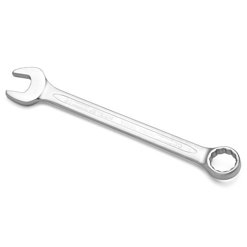 Ein glänzender, silberner Schraubenschlüssel mit einer offenen und einer geschlossenen Seite, der zum Greifen und Drehen von Muttern oder Schrauben verwendet wird, liegt auf einer weißen Oberfläche.