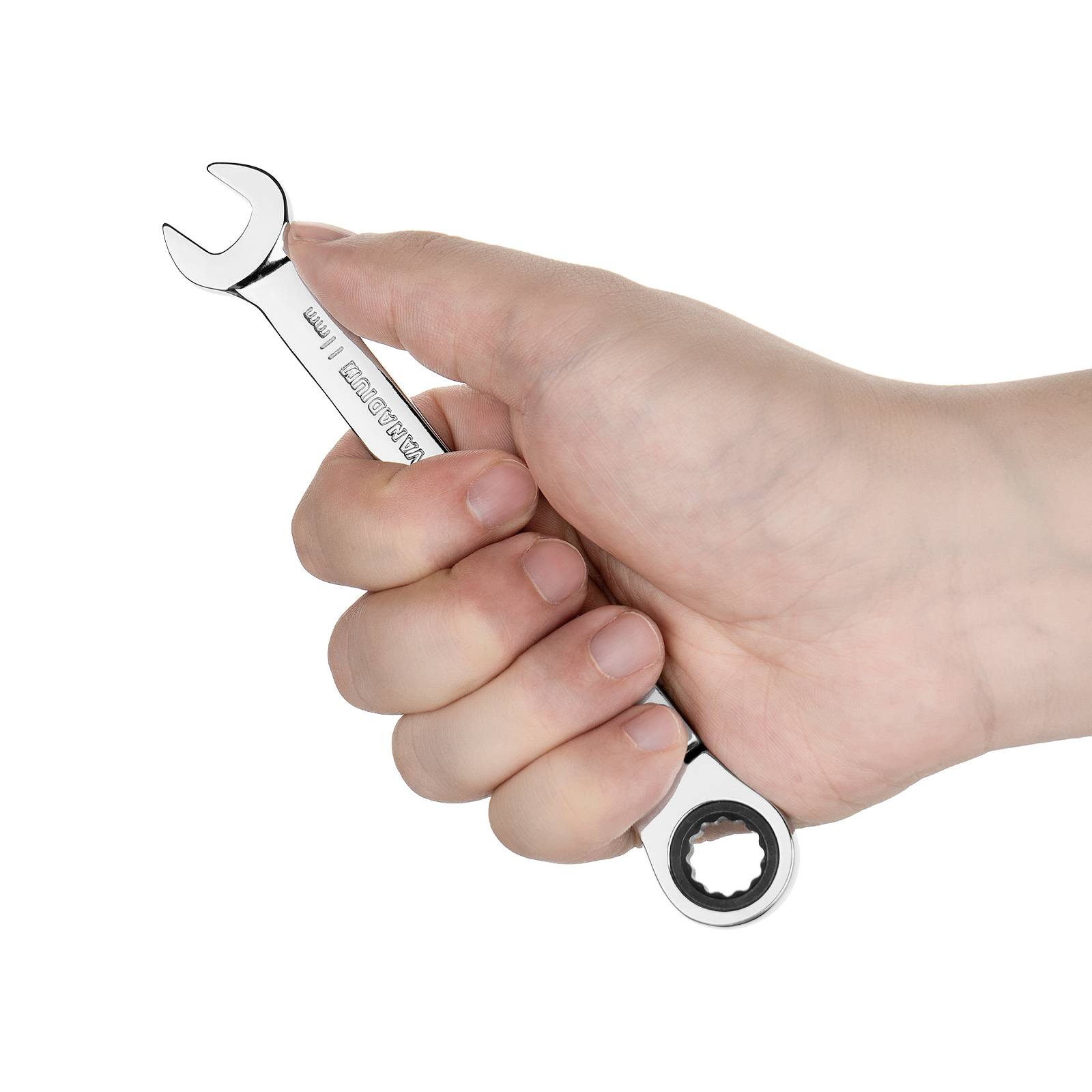 Eine Hand, die einen kleinen Ringschlüssel mit Ratsche an einem Ende hält, vor einem einfarbigen weißen Hintergrund.