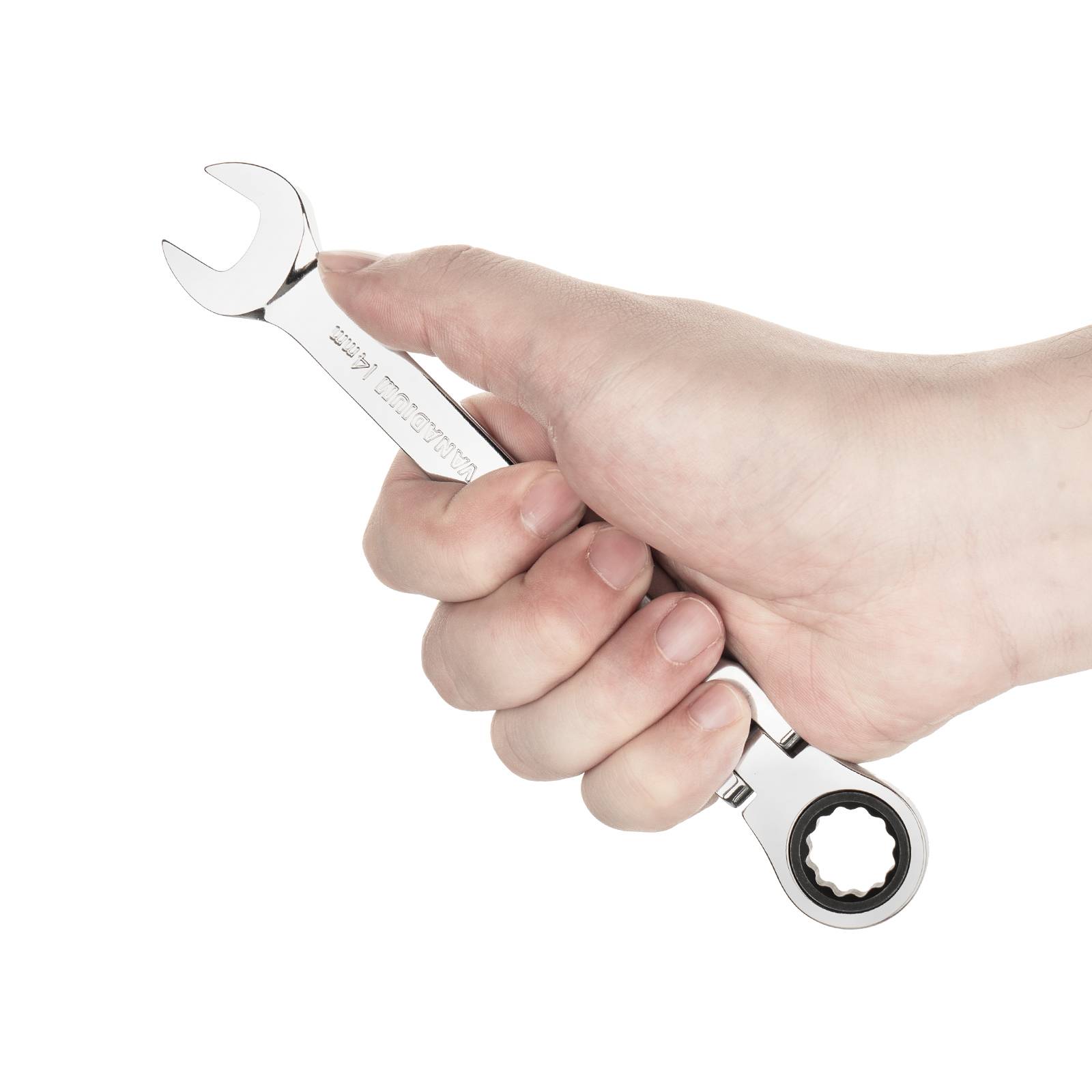 Eine Hand, die einen Kombinationsschlüssel hält, der auf einer Seite ein offenes Ende und auf der anderen Seite einen Ratschenring aufweist, vor einem weißen Hintergrund.