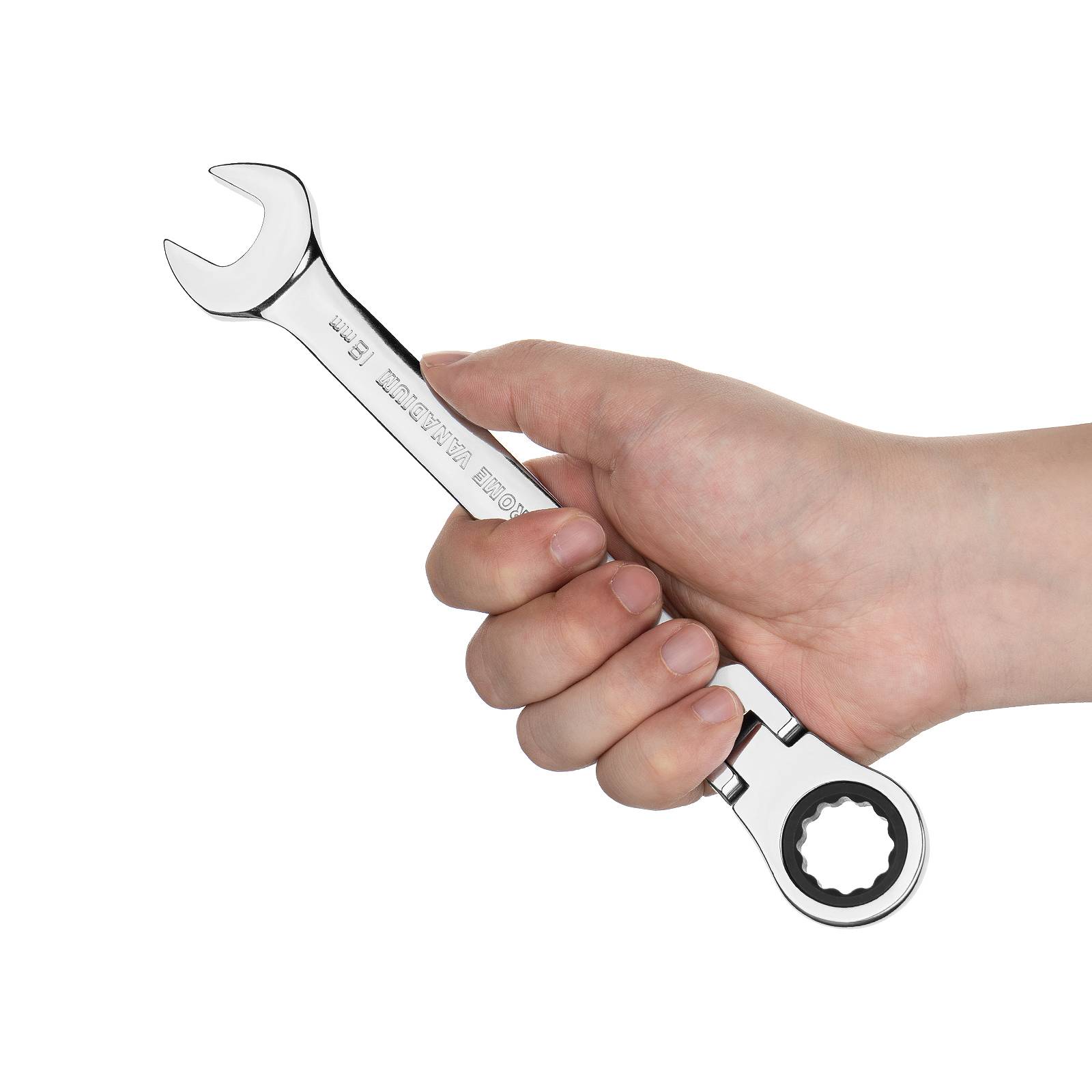 Eine Hand hält einen Gabelschlüssel mit einer offenen Seite und einer Ratschenkopfseite und zeigt dessen doppelte Funktionalität zum Anziehen von Schrauben.
