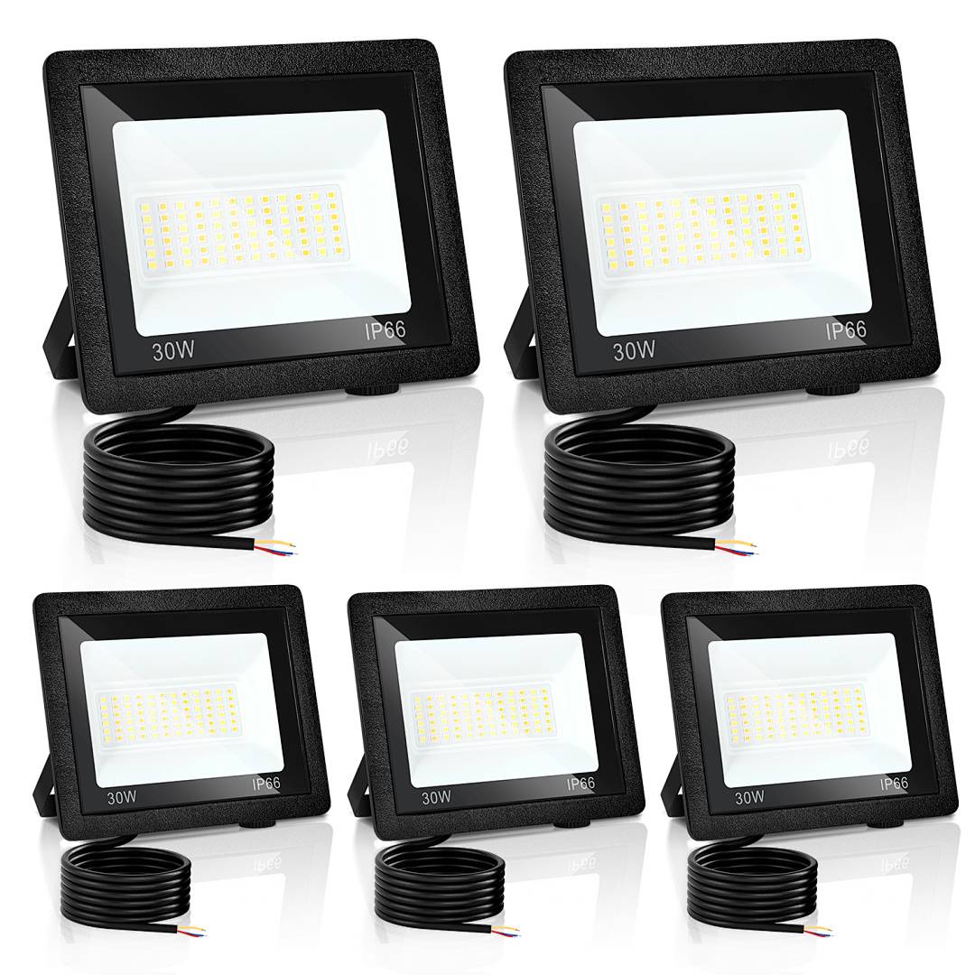 Fünf schwarze 30W IP66 LED-Flutlichter mit angeschlossenen Stromkabeln, dargestellt als Produktset auf weißem Hintergrund.
