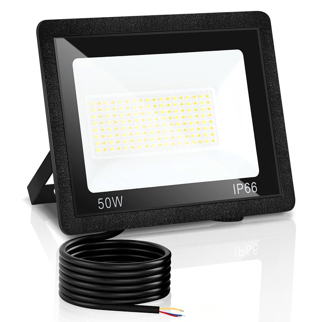 Schwarzer 50W IP66 LED-Strahler mit angebrachtem Stromkabel, Vorderansicht auf weißem Hintergrund.