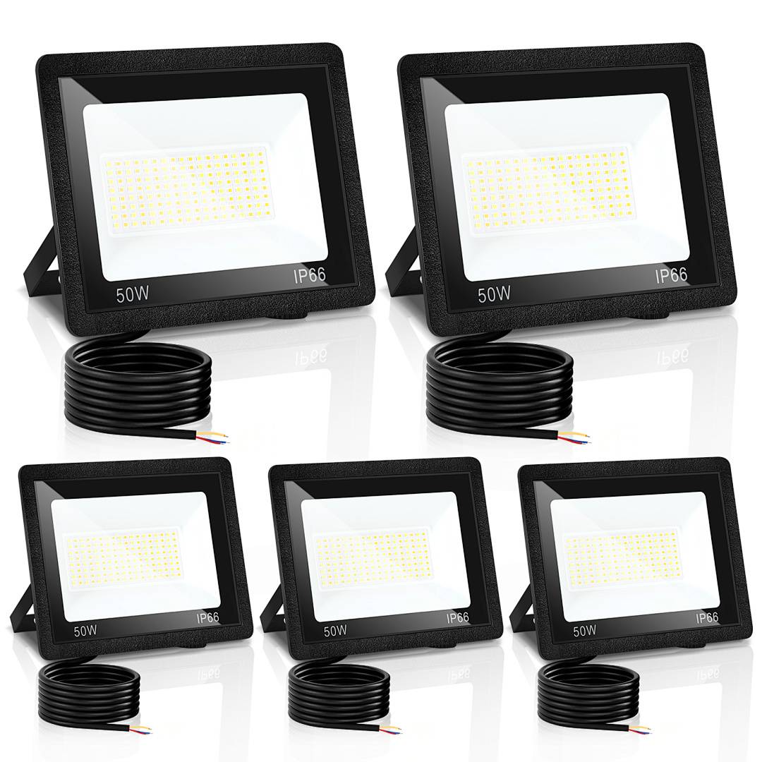 Fünf schwarze 50W IP66 LED-Flutlichter mit angeschlossenen Stromkabeln, angeordnet in einer Produktpräsentation auf weißem Hintergrund.
