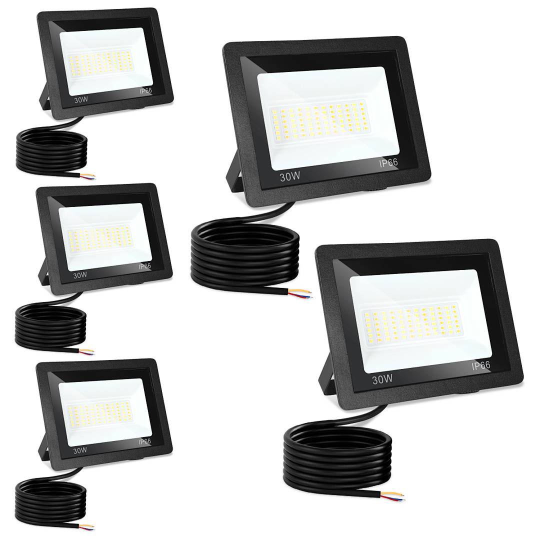 Mehrere schwarze 30W LED-Flutlichter mit angebrachten Stromkabeln, in verschiedenen Größen auf weißem Hintergrund dargestellt.