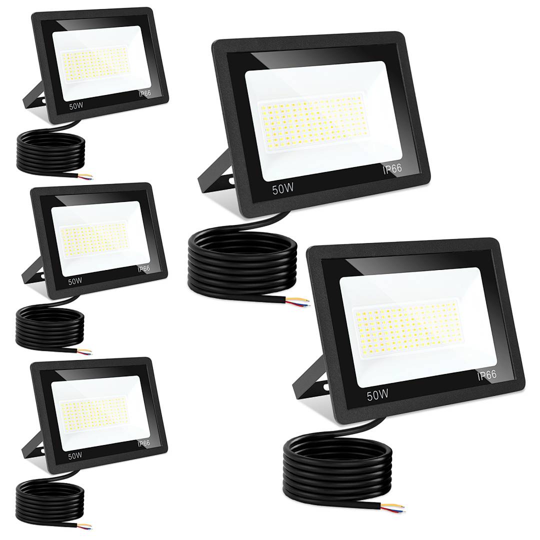 Collage von fünf schwarzen 50W IP66 LED-Flutlichtern mit angeschlossenen aufgerollten Stromkabeln auf weißem Hintergrund.