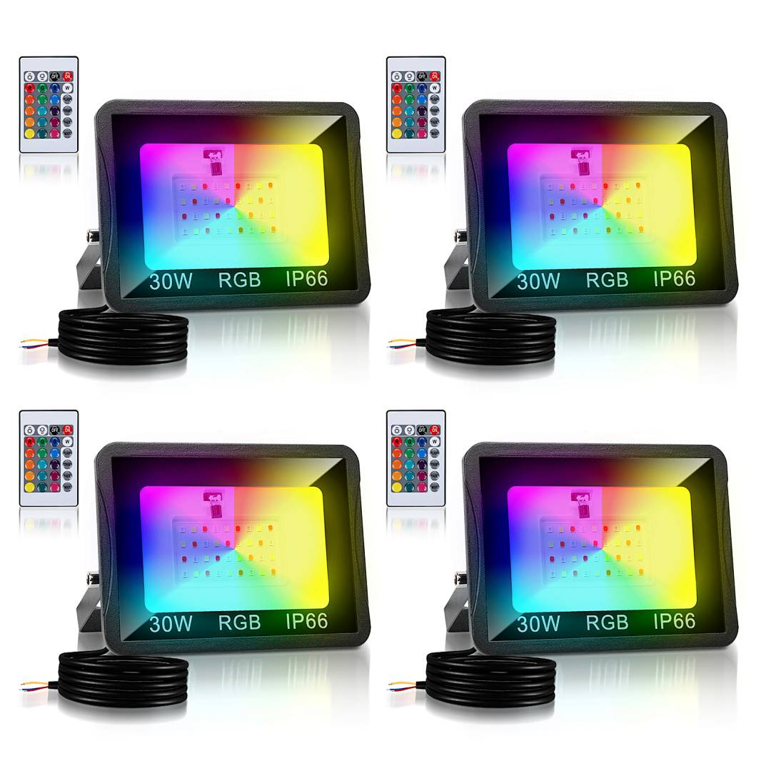 Collage aus vier 30W RGB-IP66-LED-Flutlichtern mit Fernbedienungen und aufgewickelten Stromkabeln, das ein farbwechselndes Außenlicht zeigt.