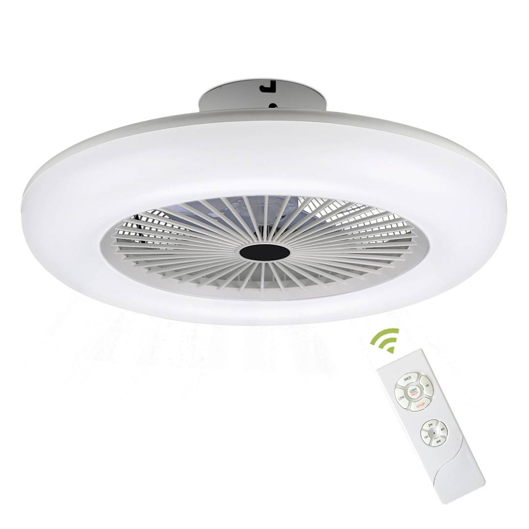 Deckenventilator mit integrierter Leuchte und einer Fernbedienung auf weißem Hintergrund.