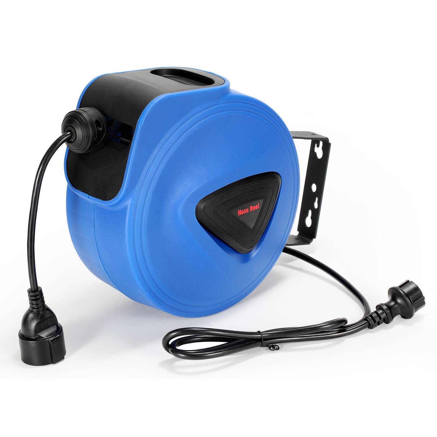 Blaue an der Wand montierte, ausziehbare Stromkabelrolle mit schwarzem Stromkabel, Steckdosen und Montagebefestigung auf weißem Hintergrund.