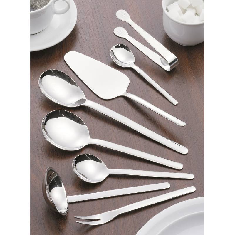 Ein Satz poliertes silbernes Besteck ist auf einer Holzoberfläche angeordnet, darunter Löffel, Gabeln, eine Kuchenserviette und eine Zuckerzange, neben Kaffee und Zucker.