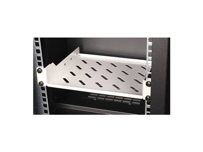 Ein Metallregalfachboden mit geschlitzten Belüftungslöchern, montiert in einem Serverschrank, entwickelt zur Unterstützung elektronischer Geräte.