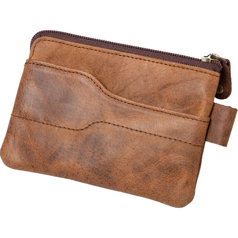 Eine kleine braune Lederbörse mit einem Reißverschluss oben, die eine Außentasche für Karten besitzt.