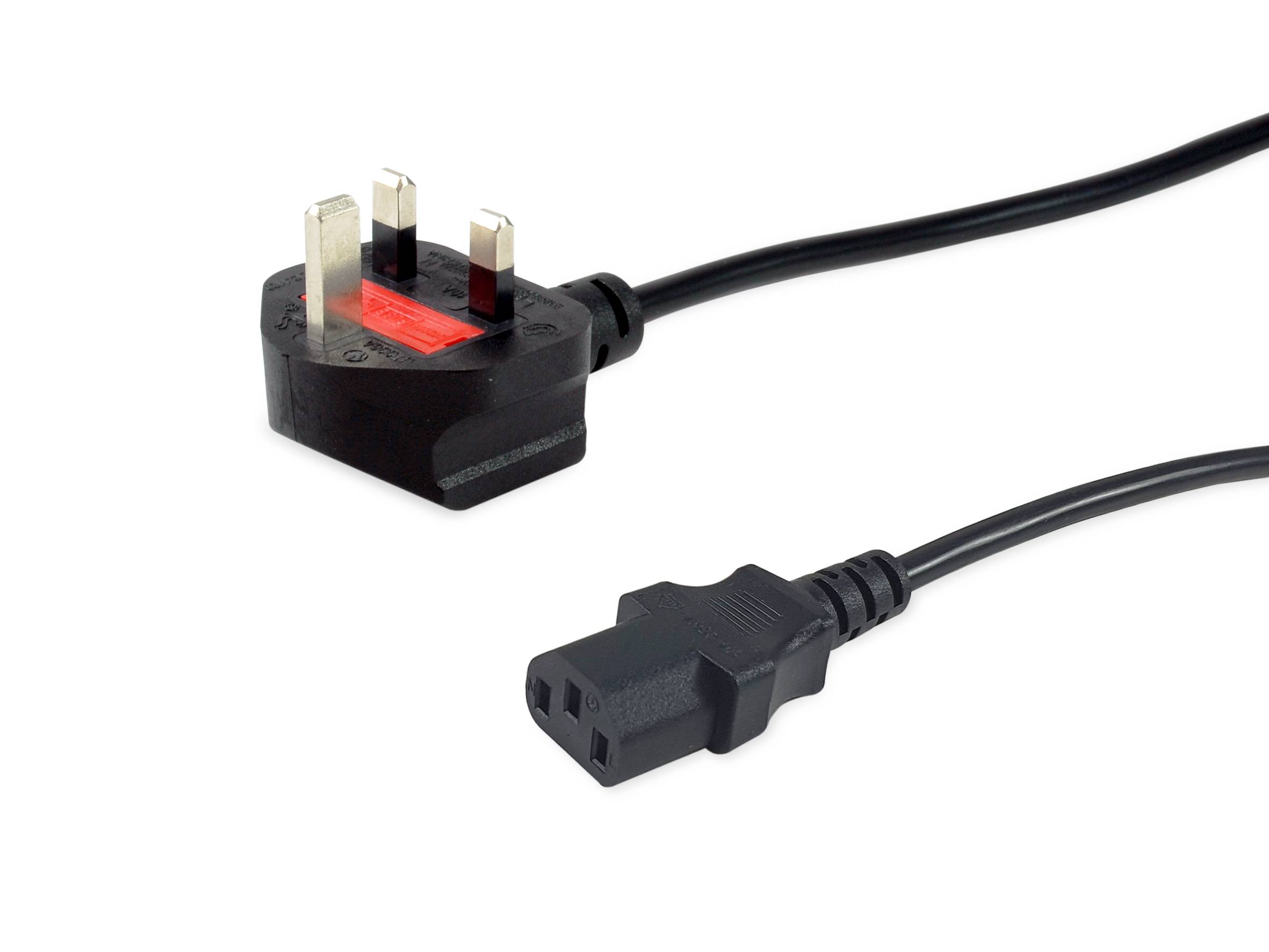 UK-Dreistift-Netzstecker, der mit einem weiblichen Stromverbinder an einem schwarzen Stromkabel verbunden ist, auf weißem Hintergrund dargestellt.