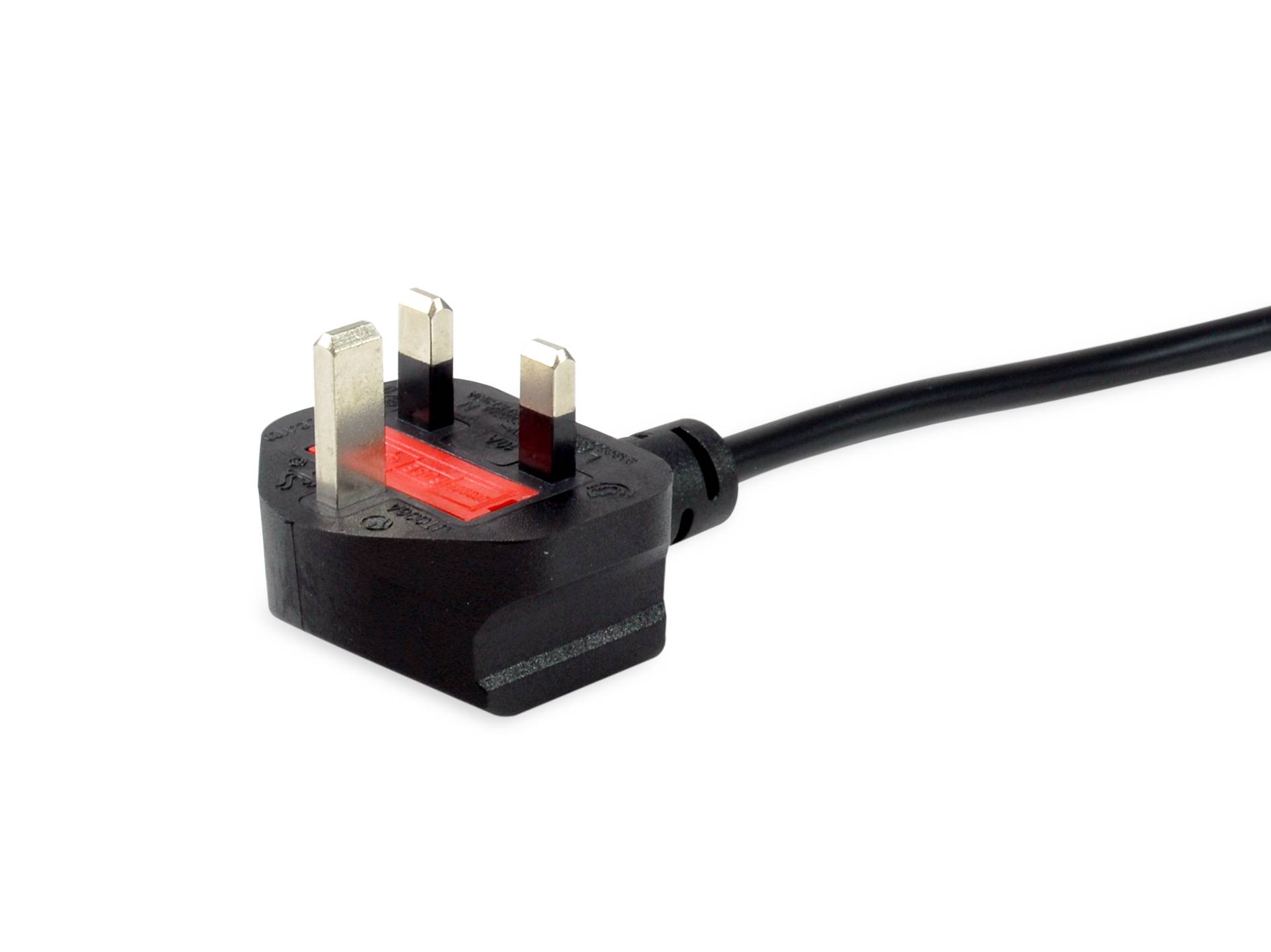 Schwarzer dreipoliger Stromstecker mit angebrachtem Kabel auf weißem Hintergrund.